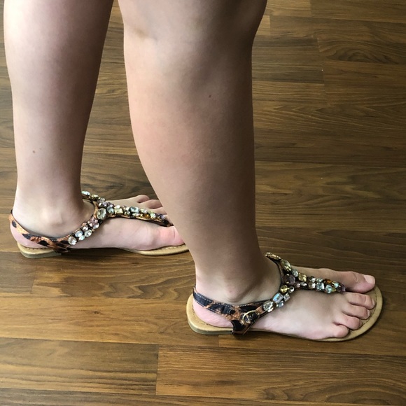7.5 cheetah soda flats/sandals - Picture 3 of 9